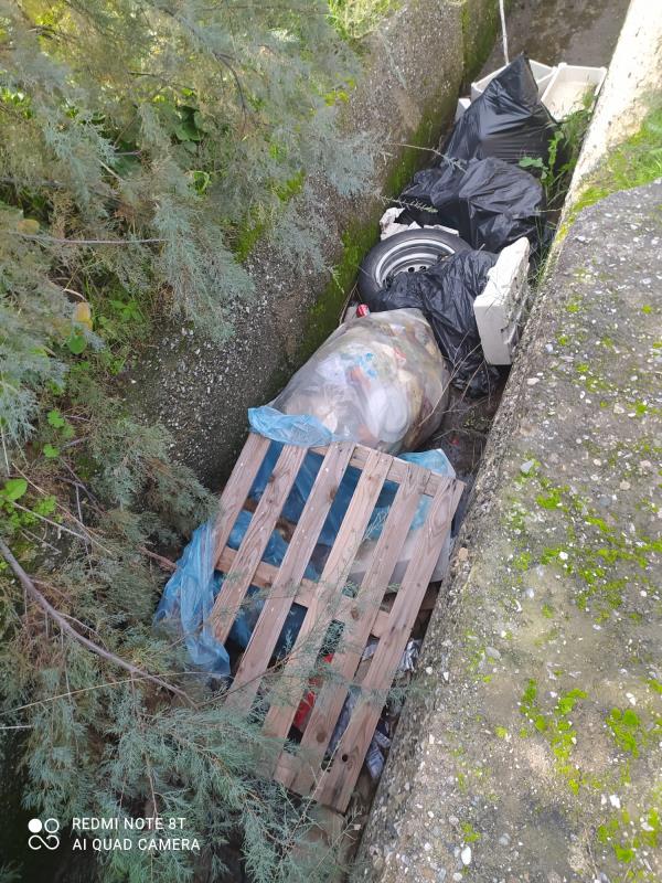 images Catanzaro. Canaloni pieni di rifiuti in contrada Guglia, Longo: “Ripuliti un anno fa ma di nuovo trasformati in discarica dai cittadini"