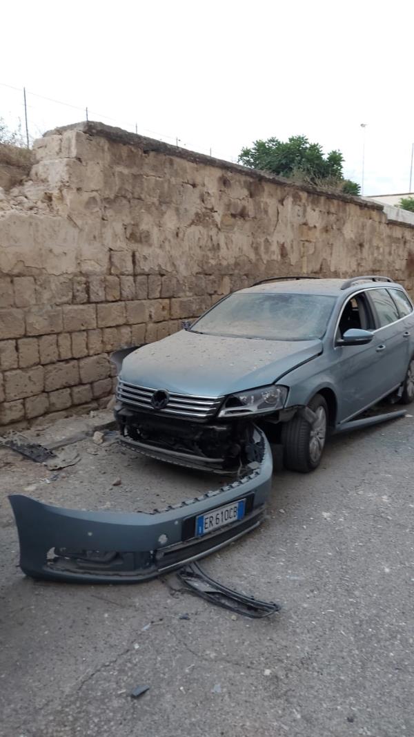 images Canosa. Bomba distrugge auto di un agente, Fsp Polizia: “L’attentato a un poliziotto è un attentato allo Stato”