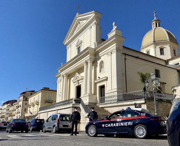 images Lamezia, estorceva soldi e "gratta e vinci" al proprietario di una tabaccheria: 38enne arrestato