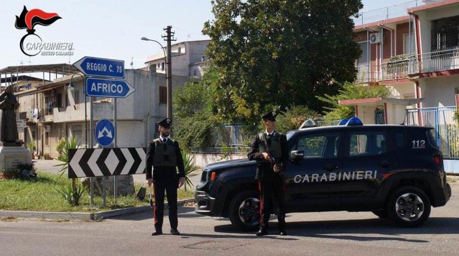 Africo, blitz dei carabinieri in alcuni edifici: scoperti i "rifugi" di cocaina, eroina e quasi un chilo di marijuana