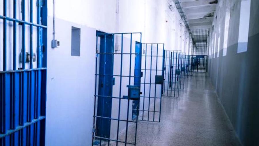 Detenuto appicca fuoco nella sua cella a Reggio: 2 intossicati