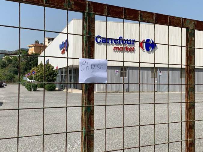 images Carrefour, apertura oggi ai Due Mari, ma i lavoratori che hanno perso il posto aspettano gli arretrati