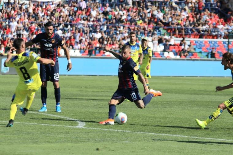 Serie B, il Cosenza regge in trasferta contro il Frosinone: 1-1 il finale