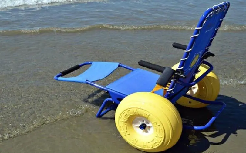 images Botricello, una carrozzina da spiaggia per disabili: il dono del Lions Club alla comunità 