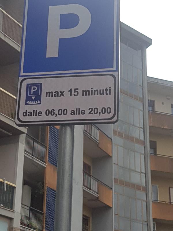 LETTERA APERTA. I dubbi sulle soste gratuite in Via De Gasperi. "Ci sono commercianti di serie A e di serie B"