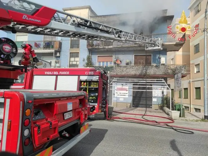 images Catanzaro, in fiamme un appartamento in Viale Magna Graecia (VIDEO)