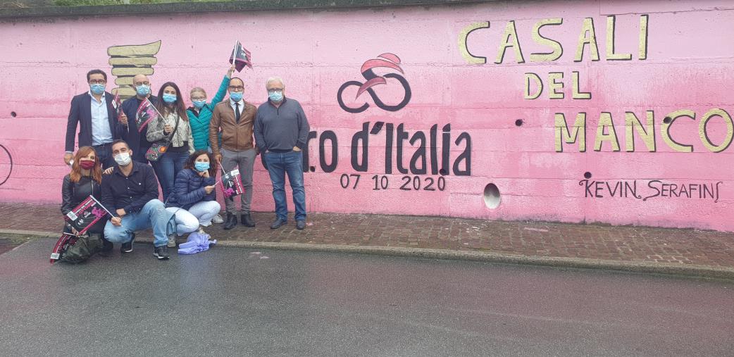 Giro d’Italia. Casali del Manco ha accolto la carovana dei ciclisti con musica e spettacoli (FOTO)