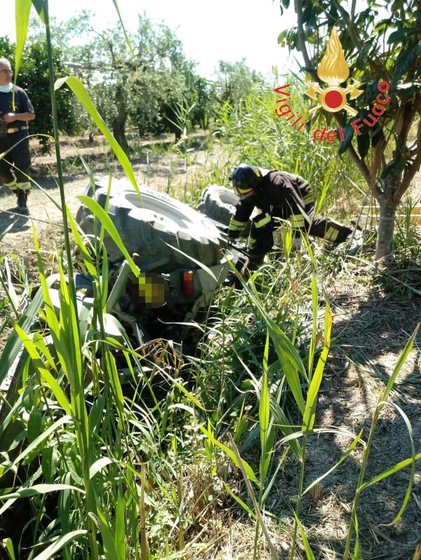 images Un mezzo agricolo si ribalta a Cassano sullo Ionio: morto il conducente 