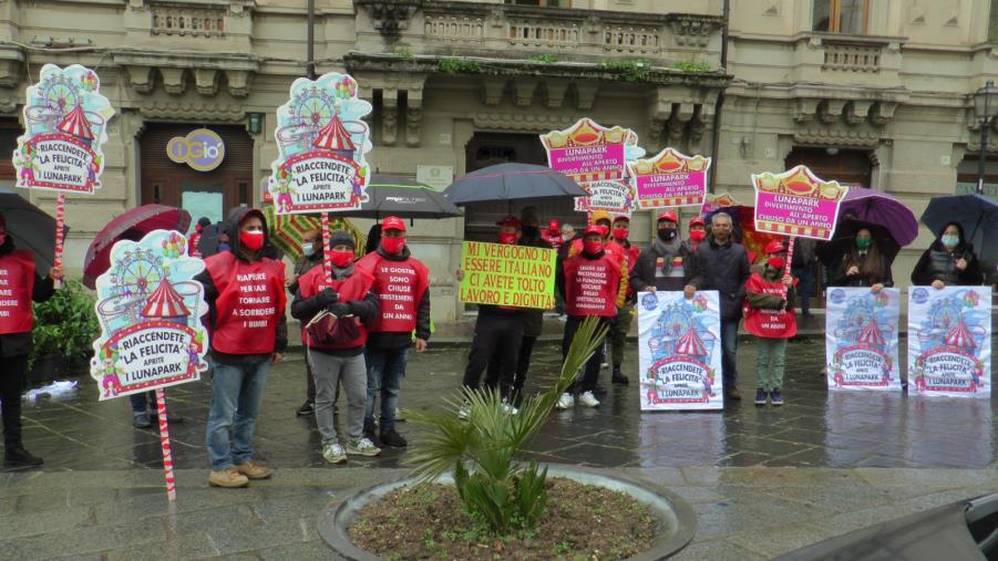 images Catanzaro, i giostrai in piazza: "Siamo fermi da un anno. Riaccendete la felicità"