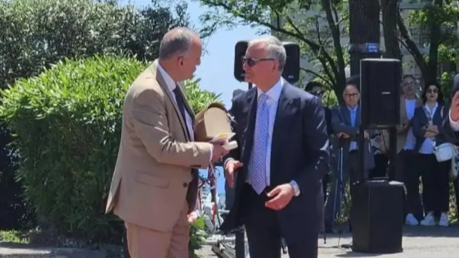 2 Giugno: il Comprensivo 'Catanzaro Mater Domini Nord Est Manzoni' dona una scultura al prefetto 