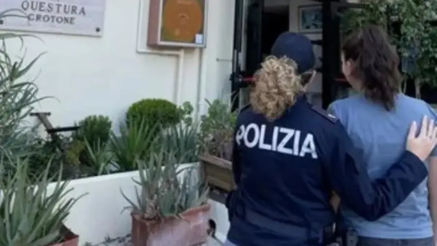 Crotone, la Polizia arresta uomo responsabile di maltrattamenti in famiglia, stalking ed evasione