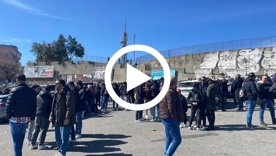 images Catanzaro, oltre 1000 i tifosi in partenza dal piazzale del campo scuola (VIDEO)
