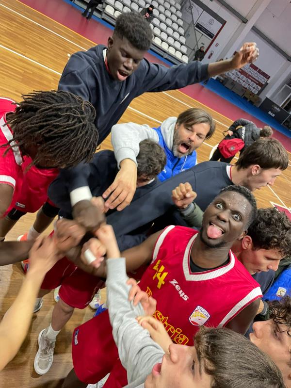 images La Basket Academy Catanzaro conquista il derby