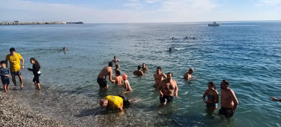 Catanzaro, tuffo di Capodanno a Lido: 180 partecipanti festosi invadono entusiasti il Mar Jonio