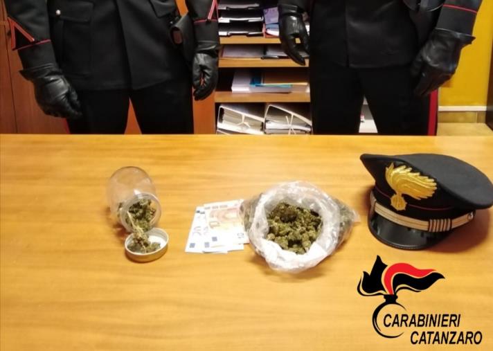 Fermato sull'autobus con la marijuana: denunciato un 17enne a Catanzaro
