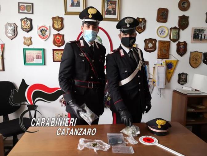 Spacciava mentre era ai domiciliari per una tentata estorsione a un falegname: arrestato 40enne di Sellia Marina