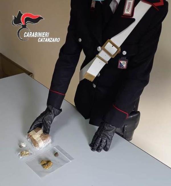 images Hashish e  marijuana nascosti in una rimessa, arrestato 25enne caraffese