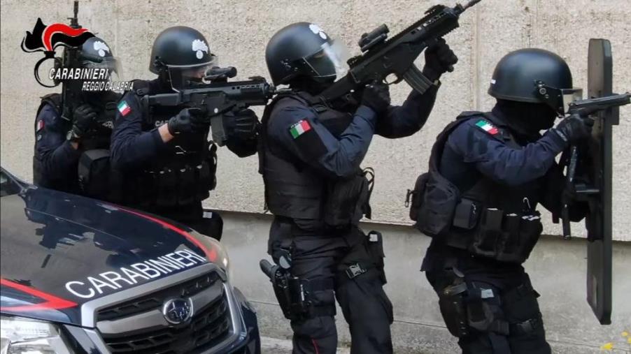 images Reggio Calabria. Si barrica in casa dopo essere fuggito ad un controllo: i carabinieri indagano su due stranieri 