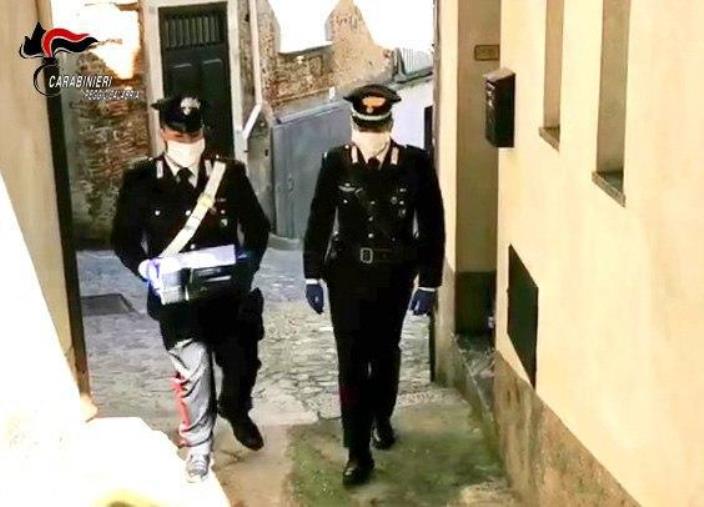 Coronavirus. I Carabinieri di Villa San Giovanni consegnano computer portatili agli alunni dell’istituto professionale Alberghiero Turistico per lo studio a distanza