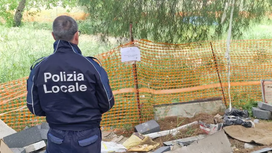 images Catanzaro, gestione illecita di rifiuti e inquinamento del suolo: Polizia Locale e Guardia Costiera sequestrano un'area 