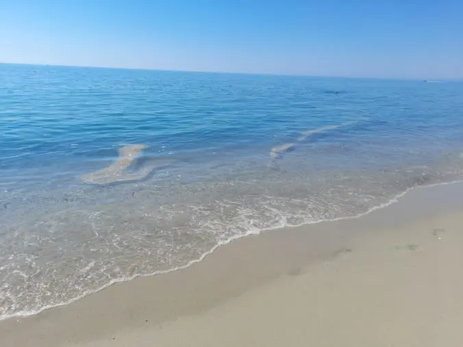 Chiazze scure nel mare di Simeri Crichi, i bagnanti chiedono rassicurazioni e verifiche