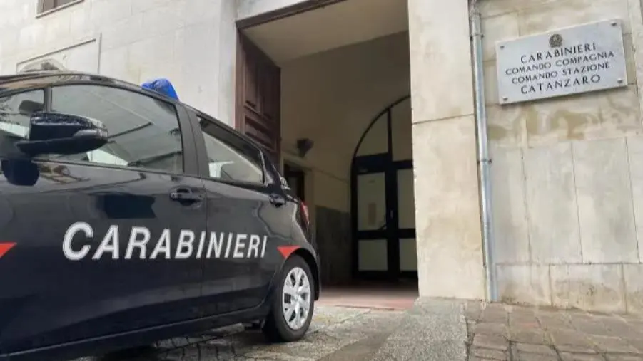 Catanzaro, si avvicina all'ex moglie nonostante il divieto: arrestato un 72enne