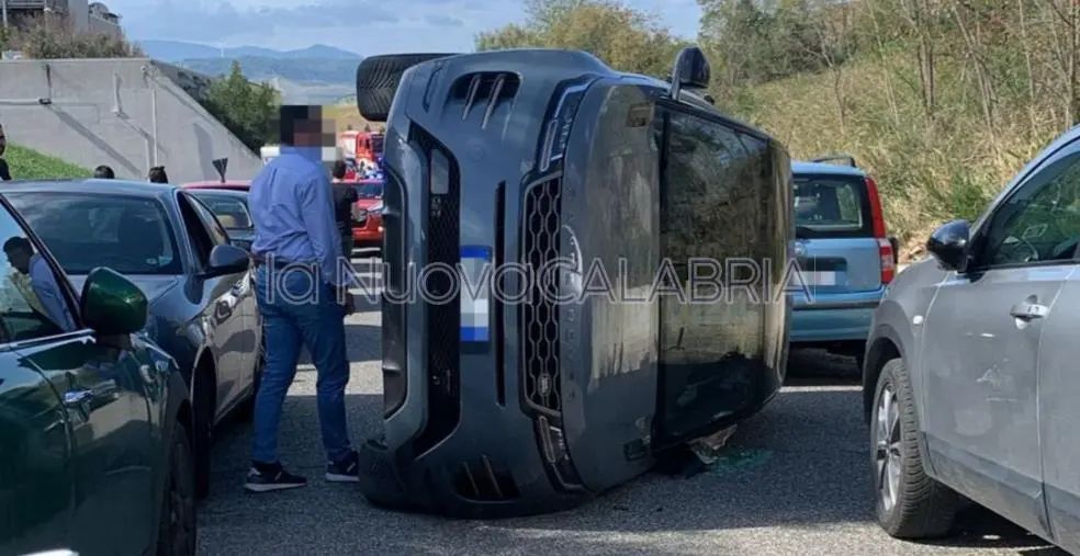 Incidente al campus di Catanzaro, auto si ribalta nei parcheggi: illeso il conducente 