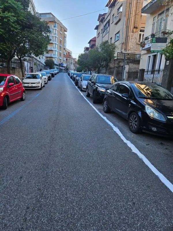 Via Milano, nuova tinteggiatura abusiva: AMC denuncia il danneggiamento degli stalli blu  