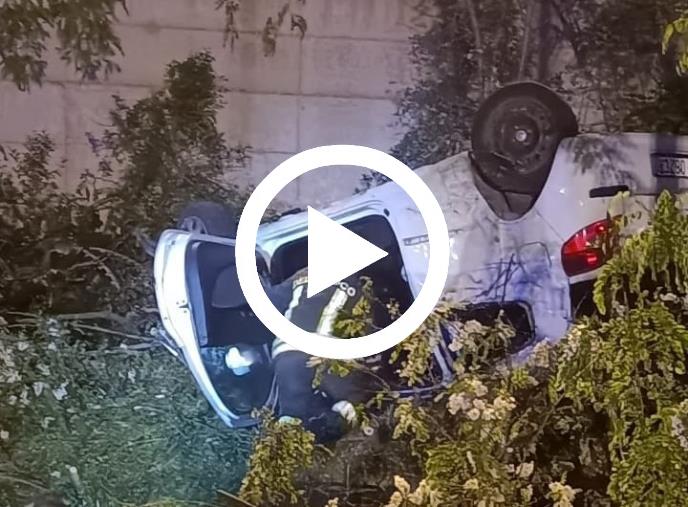 Tragedia sfiorata a Crotone, auto precipita dal cavalcavia e finisce sui binari (VIDEO)