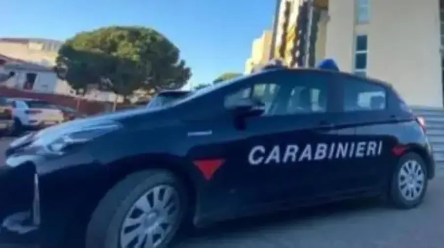 Devastano bar e aggrediscono i carabinieri, due arresti nel Crotonese 