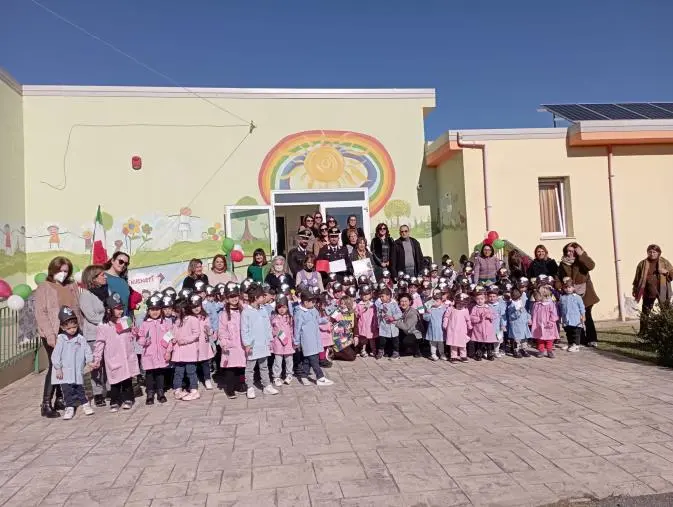 images A Botricello i Carabinieri incontrano i bimbi: donato un calendario con i disegni