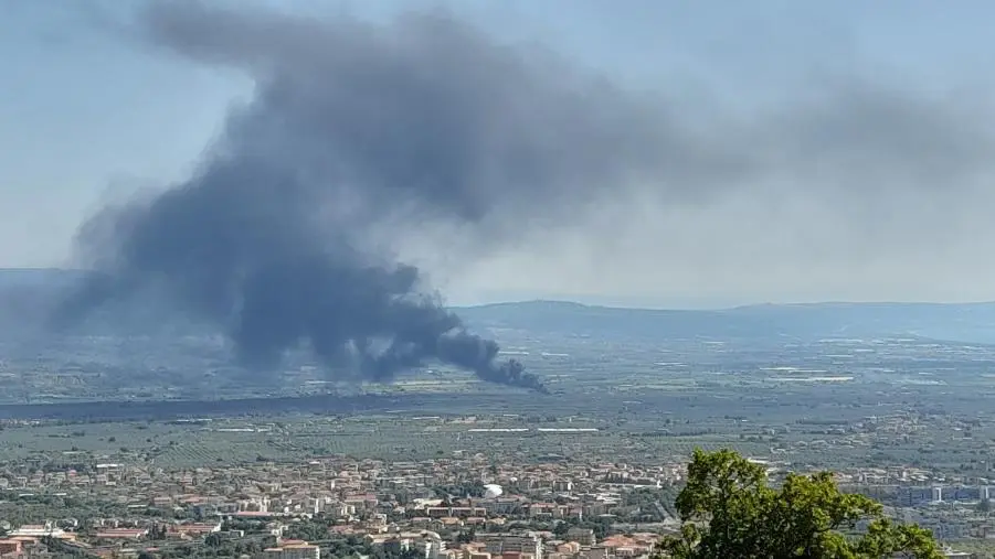 Incendio nella notte all’impianto “Ecologia Oggi” di Lamezia: in fiamme ecoballe, nessun ferito