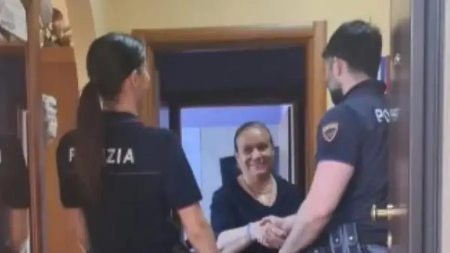 images Catanzaro, la polizia regala generi di prima necessità ad un’anziana in difficoltà economica 