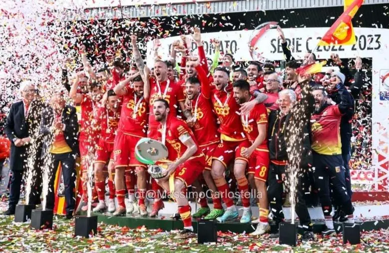 images La Coppa al cielo ed esplode la festa: rivedi la diretta della premiazione del Catanzaro