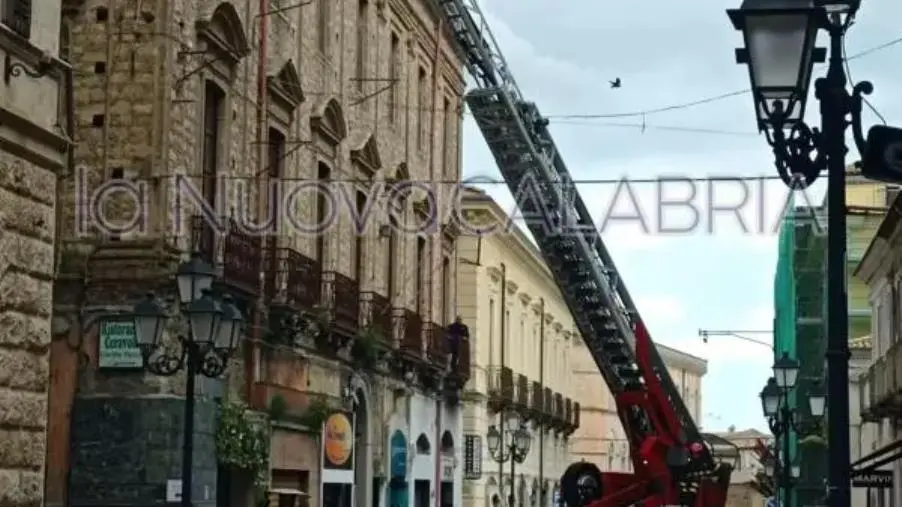 Catanzaro, cornicione pericolante su Corso Mazzini: Vigili del fuoco in azione