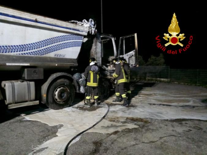 images Chiaravalle. In fiamme un mezzo di una ditta dedita al trasporto dello scarto della lavorazione di olive: non si escluse il dolo 