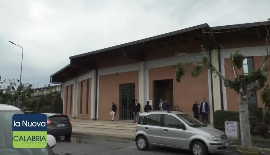 Parroco contro chi attenta alla famiglia tradizionale, le interviste ai cittadini