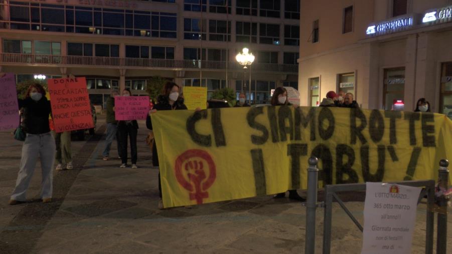 'Ci siamo rotte i tabù'. In piazza a Catanzaro per i diritti delle donne