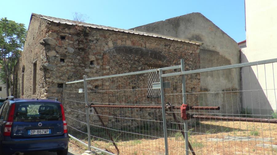 images Catanzaro. Il Cinema Orso nel quartiere marinaro abbandonato da 40 anni. Belcaro (Cambiavento): "Il quartiere convive con il brutto e il pericolo"