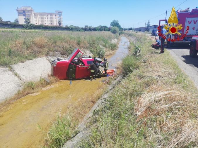 images Un'auto si ribalta a Cirò: un 89enne tirato fuori dai Vigili del fuoco 