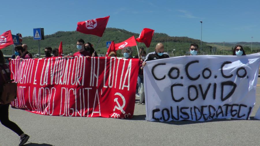 images Catanzaro. Striscioni e voci per "Salute, lavoro e dignità": in tanti alla Cittadella per chiedere più garanzie