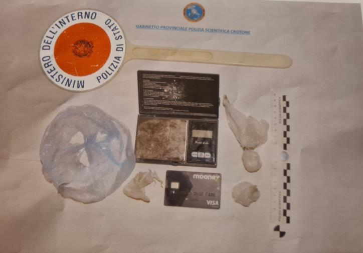 Cocaina nascosta in una plafoniera nell'officina: 54enne crotonese arrestato
