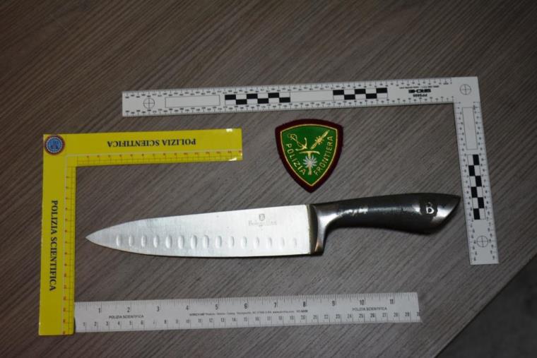 images Brandiva un coltello all’aeroporto di Reggio, arrestato 22enne originario di Casablanca