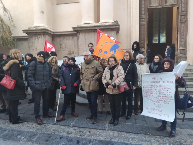 images Sit-in a Catanzaro contro l'Autonomia differenziata. "Il dibattito è secretato e si prospettano gravi ripercussioni per il Sud"