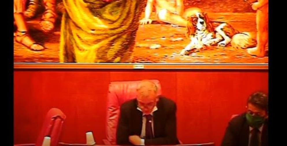 Dopo le scuse, il Consiglio regionale abroga la legge sull'indennità ai consiglieri decaduti (VIDEO)