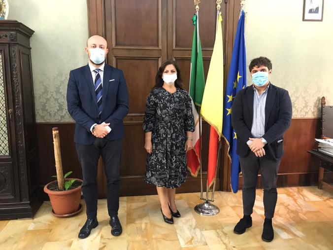 La console della Romania Lucretia Tanase ricevuta al Comune di Catanzaro da Polimeni e Sculco