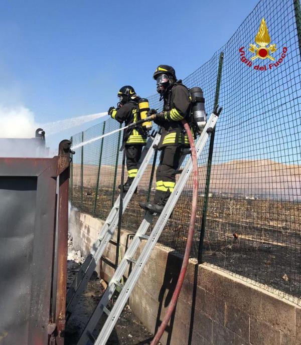 images A fuoco un container di una ditta che produce pannelli isolanti. Rogo partito da scarti di lavorazione 