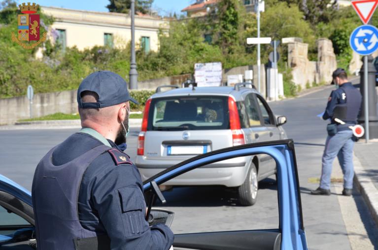 images Vibo Valentia. A spasso con coltello e spinello: ventenne segnalato alla Prefettura 