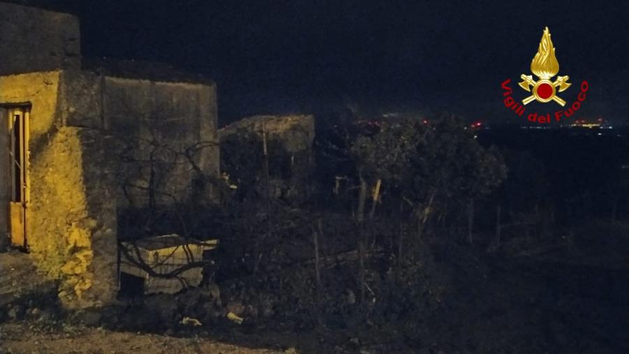 Incendio in un casolare di Cortale: trovata una donna in stato di semi coscienza 