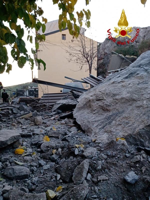 images Sfiorata la tragedia a Cassano sullo Ionio: un costone di roccia frana su un magazzino (FOTO)